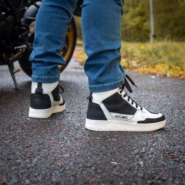 Buty motocyklowe W-TEC Bastige ∙ naturalna skóra ∙ ochrona kostek ∙ wzmocniona pięta i nosek ∙ antypoślizgowa podeszwa ∙ wentylacja - Czarno-biały