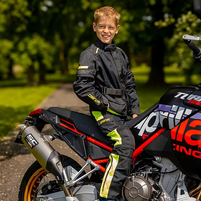 Regulowane dziecięce spodnie motocyklowe W-TEC Pinapoco ∙ ochraniacze kolan EN 1621-1 ∙ wentylacja mesh∙ odblaski ∙ zamek do kurtki - Czarny-fluo