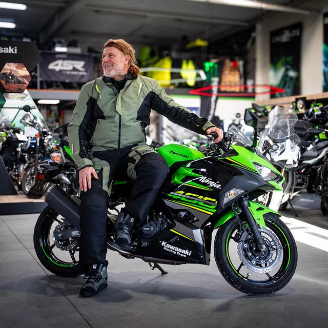 Kurtka motocyklowa W-TEC Karmal ∙ z membraną wodoodporną ∙ wypinana wkładka termiczna ∙ regulacja dopasowania ∙ wentylacja ∙ elementy odblaskowe - czarno-oliwkowy