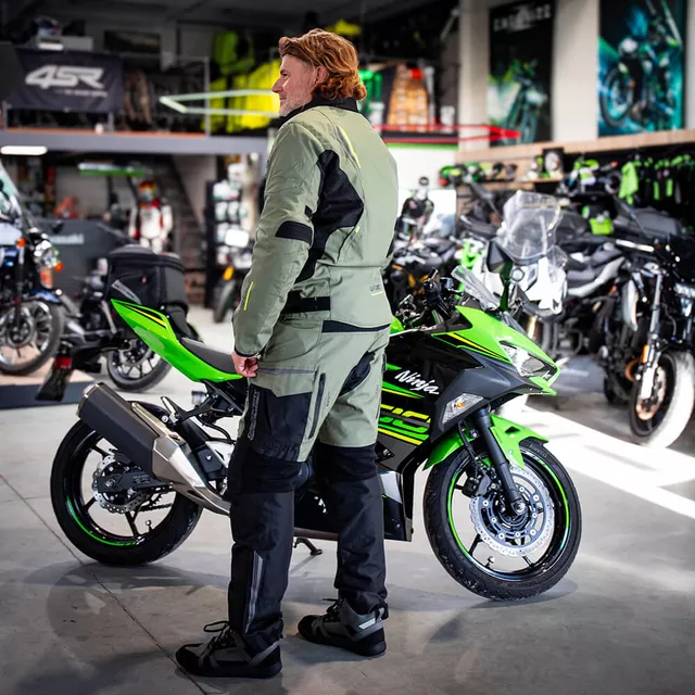 Kurtka motocyklowa W-TEC Karmal ∙ z membraną wodoodporną ∙ wypinana wkładka termiczna ∙ regulacja dopasowania ∙ wentylacja ∙ elementy odblaskowe - czarno-oliwkowy