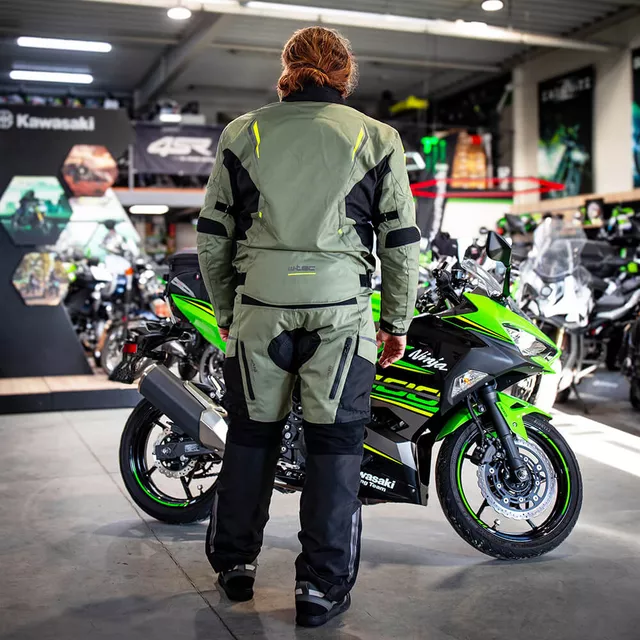Kurtka motocyklowa W-TEC Karmal ∙ z membraną wodoodporną ∙ wypinana wkładka termiczna ∙ regulacja dopasowania ∙ wentylacja ∙ elementy odblaskowe - czarno-oliwkowy
