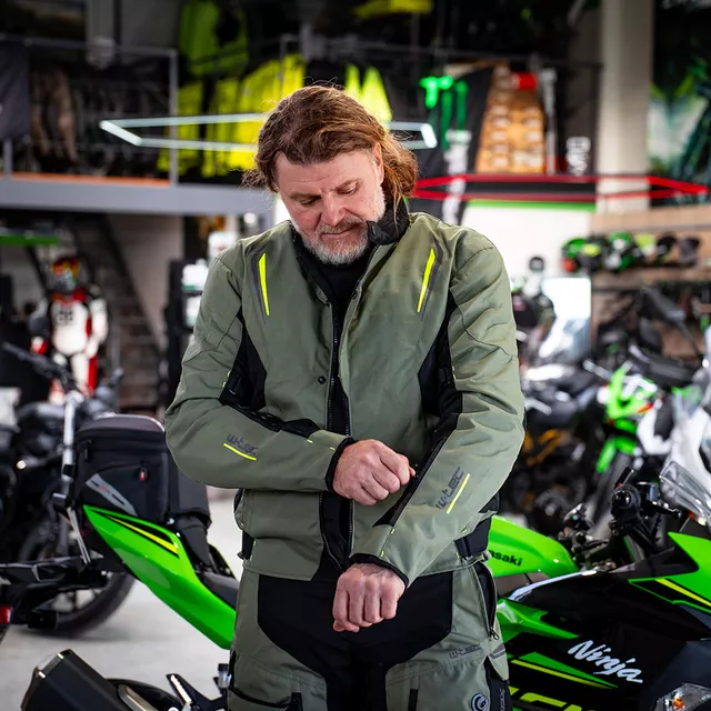 Kurtka motocyklowa W-TEC Karmal ∙ z membraną wodoodporną ∙ wypinana wkładka termiczna ∙ regulacja dopasowania ∙ wentylacja ∙ elementy odblaskowe - czarno-oliwkowy
