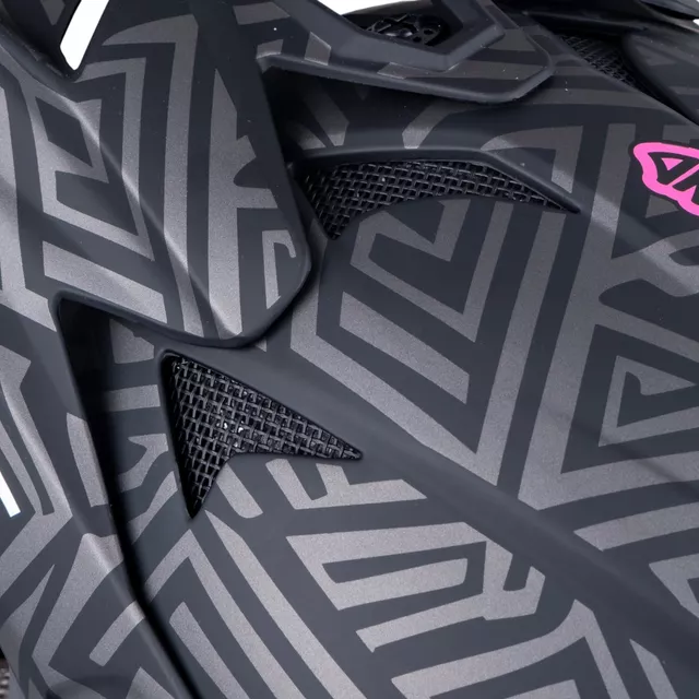 Kask downhillowy W-TEC Richpike ∙ full face ∙ 14 otworów wentylacyjnych ∙ regulowany daszek ∙ skorupa ABS ∙ lekki ∙ podwójne zapięcie - Różowa etykieta na czarnym