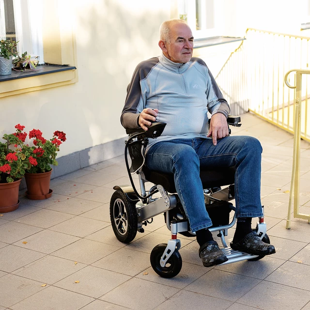 Elektryczny wózek inwalidzki inSPORTline Hawkie Basic II ∙ 500 W ∙ zasięg 24 km ∙ nośność 120 kg ∙ prędkość 6 km/h - Srebrny
