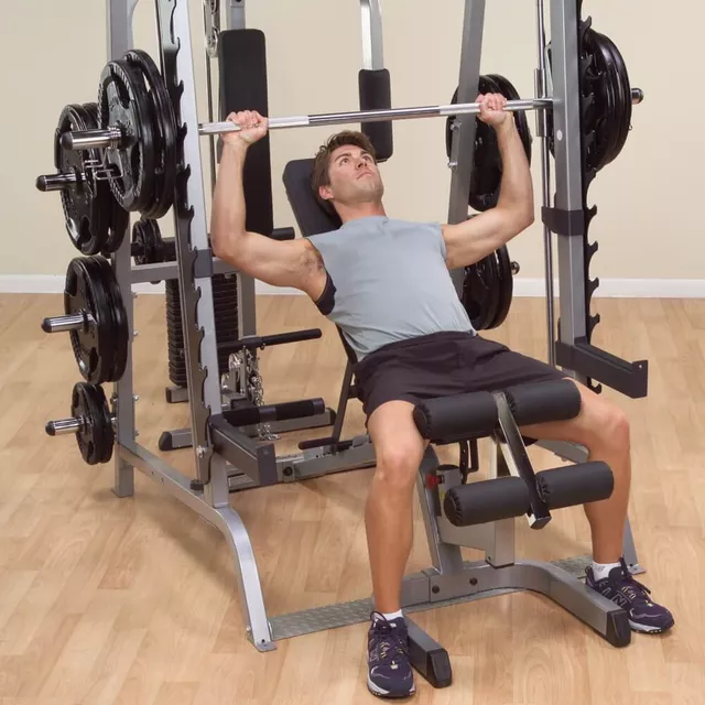 Atlas / maszyna wielofunkcyjna Body-Solid Deluxe GS348QP4 ∙ 95 kg stos ∙ Smith + wyciągi + ławka ∙ konstrukcja stalowa