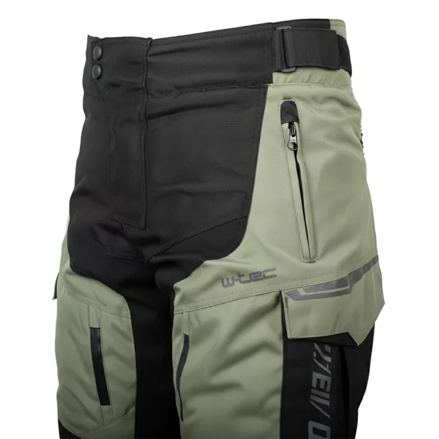 Spodnie motocyklowe W-TEC Karmal ∙ wodoodporne ∙ termiczna wkładka ∙ certyfikowane ochraniacze ∙ wentylowane ∙ kieszenie ∙ odblaski - czarno-oliwkowy
