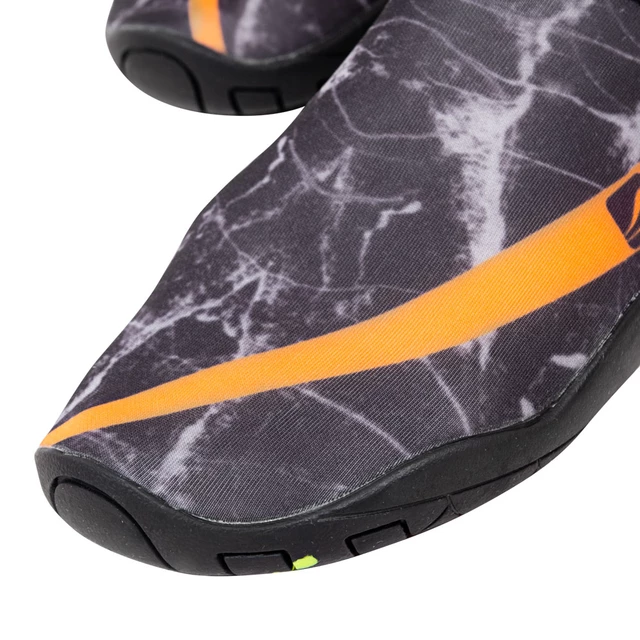 Buty kąpielowe inSPORTline Granota ∙ unisex ∙ ochrona przed jeżowcami ∙ waga 125 g ∙ szybkoschnące ∙ perforowane podeszwy ∙ antypoślizgowa podeszwa - Czarny/pomarańczowy