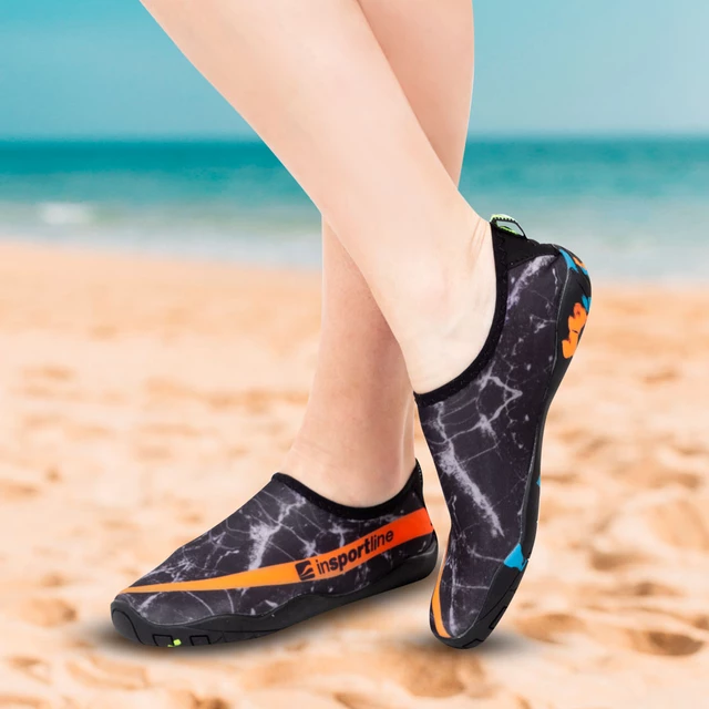 Buty kąpielowe inSPORTline Granota ∙ unisex ∙ ochrona przed jeżowcami ∙ waga 125 g ∙ szybkoschnące ∙ perforowane podeszwy ∙ antypoślizgowa podeszwa - Czarny/pomarańczowy