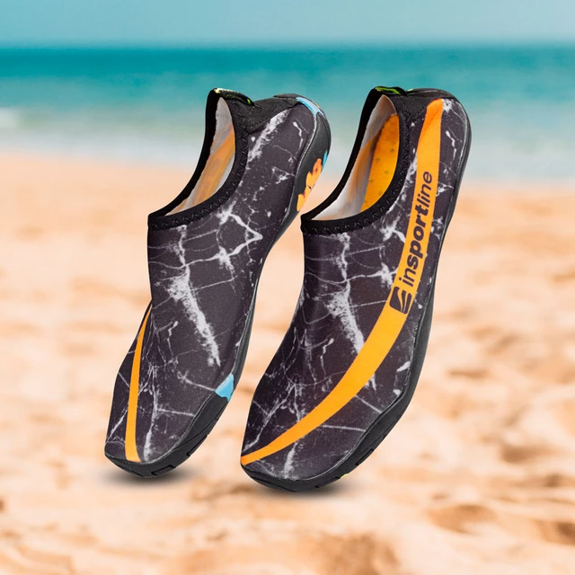 Buty kąpielowe inSPORTline Granota ∙ unisex ∙ ochrona przed jeżowcami ∙ waga 125 g ∙ szybkoschnące ∙ perforowane podeszwy ∙ antypoślizgowa podeszwa - Czarny/pomarańczowy