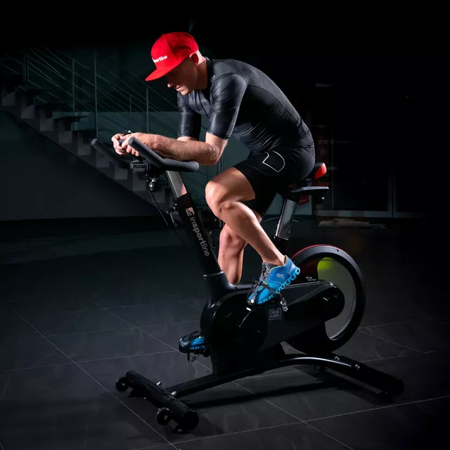 Rower spinningowy inSPORTline Drakkaris ∙ koło zamachowe 18 kg ∙ nośność 130 kg ∙ cichy napęd pasowy ∙ 8 poziomów oporu ∙ kółka transportowe