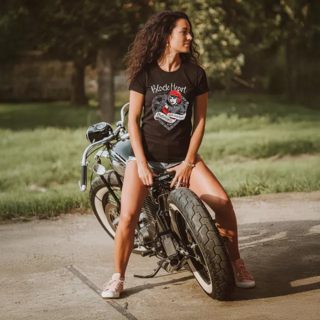 Koszulka damska Black Heart Bike Girl ∙ bawełna ∙ nadruk motocyklowy ∙ krótki rękaw ∙ okrągły dekolt - Czarny
