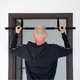 Drążek drzwiowy inSPORTline DCB100 ∙ długość 91 cm ∙ kompaktowy montaż ∙ nośność 110 kg ∙ 3 kąty chwytu