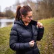 Damska kurtka parka elektrycznie ogrzewana inSPORTline WARMatera ∙ wodoodporna  ∙ włókna węglowe ∙ do 7,5 h grzania